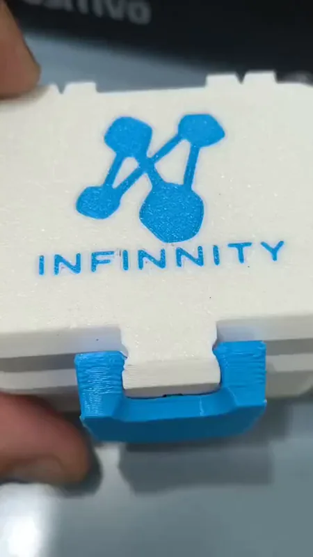 Estojo branco Infinnity aberto com frascos de produtos
