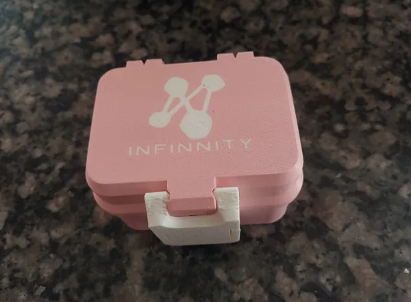 Estojo rosa fechado com a marca Infinnity