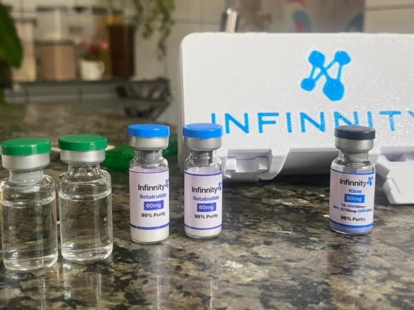 Frascos de Retatrutida e Klow diante da embalagem Infinnity