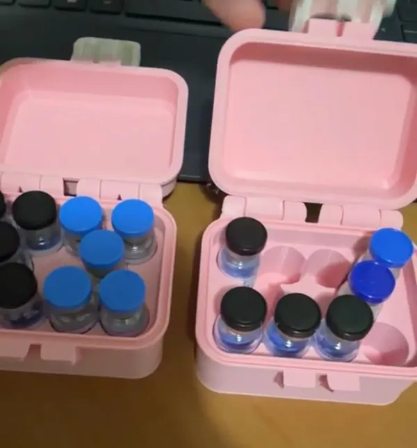 Dois estojos rosa abertos, com frascos organizados em seu interior.