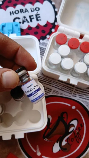Frasco de Retatrutida 60 mg na mão de um cliente